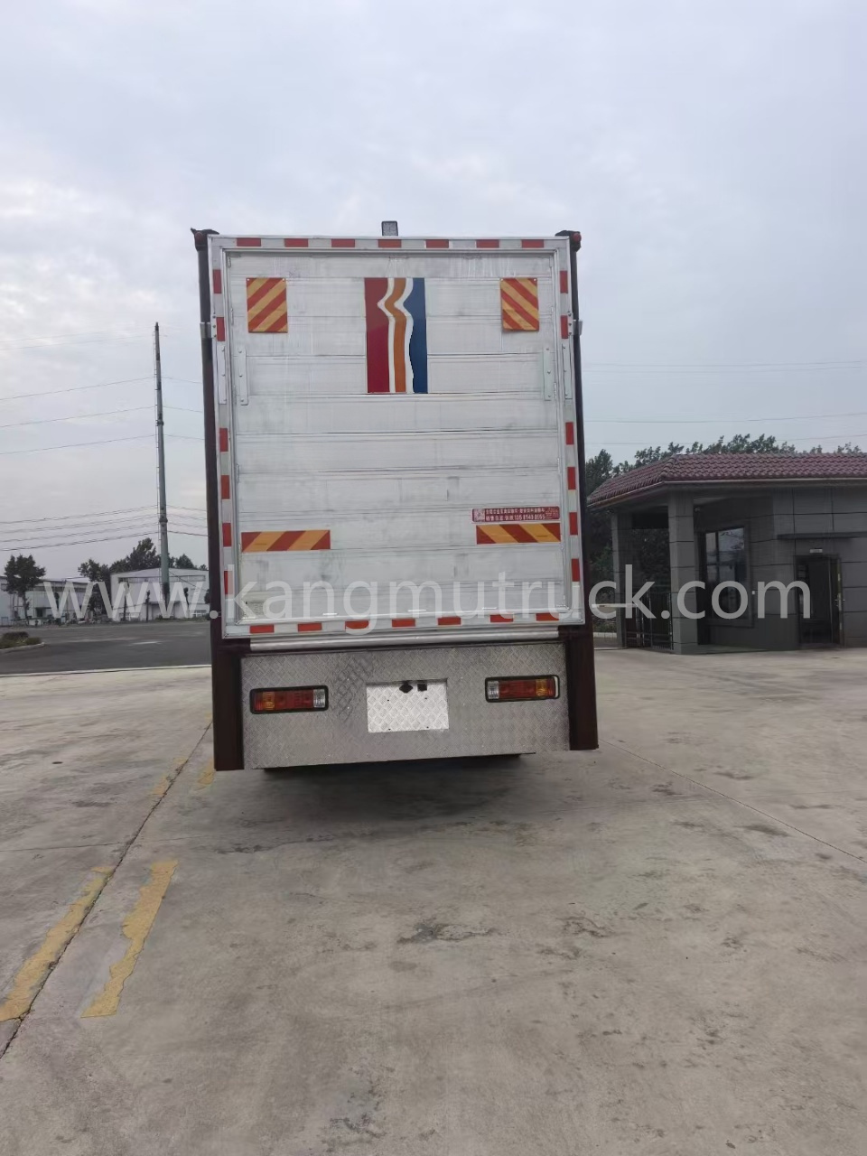 Dongfeng Chenglong 4X2 အလူမီနီယမ် မွေးမြူရေးနှင့် ကြက် သယ်ယူပို့ဆောင်ရေး ထရပ်ကား