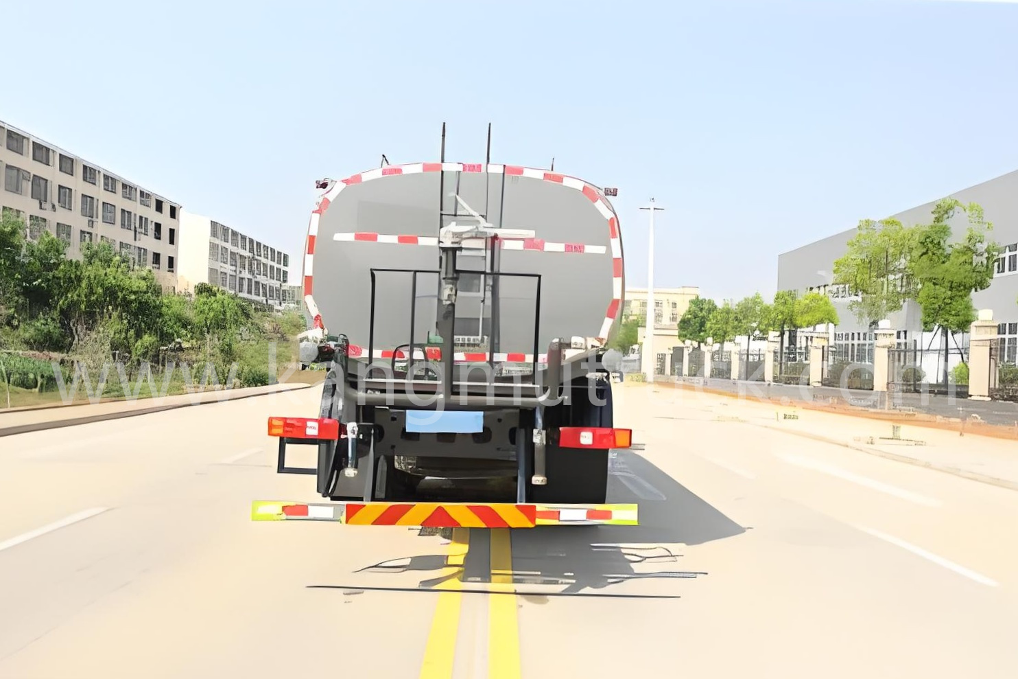 Truk Penyiram Shacman Delong M3000 18CBM