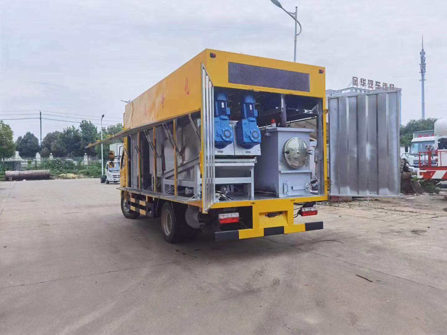 Alimenta el cami&oacute;n de purificaci&oacute;n de agua para uso agr&iacute;cola