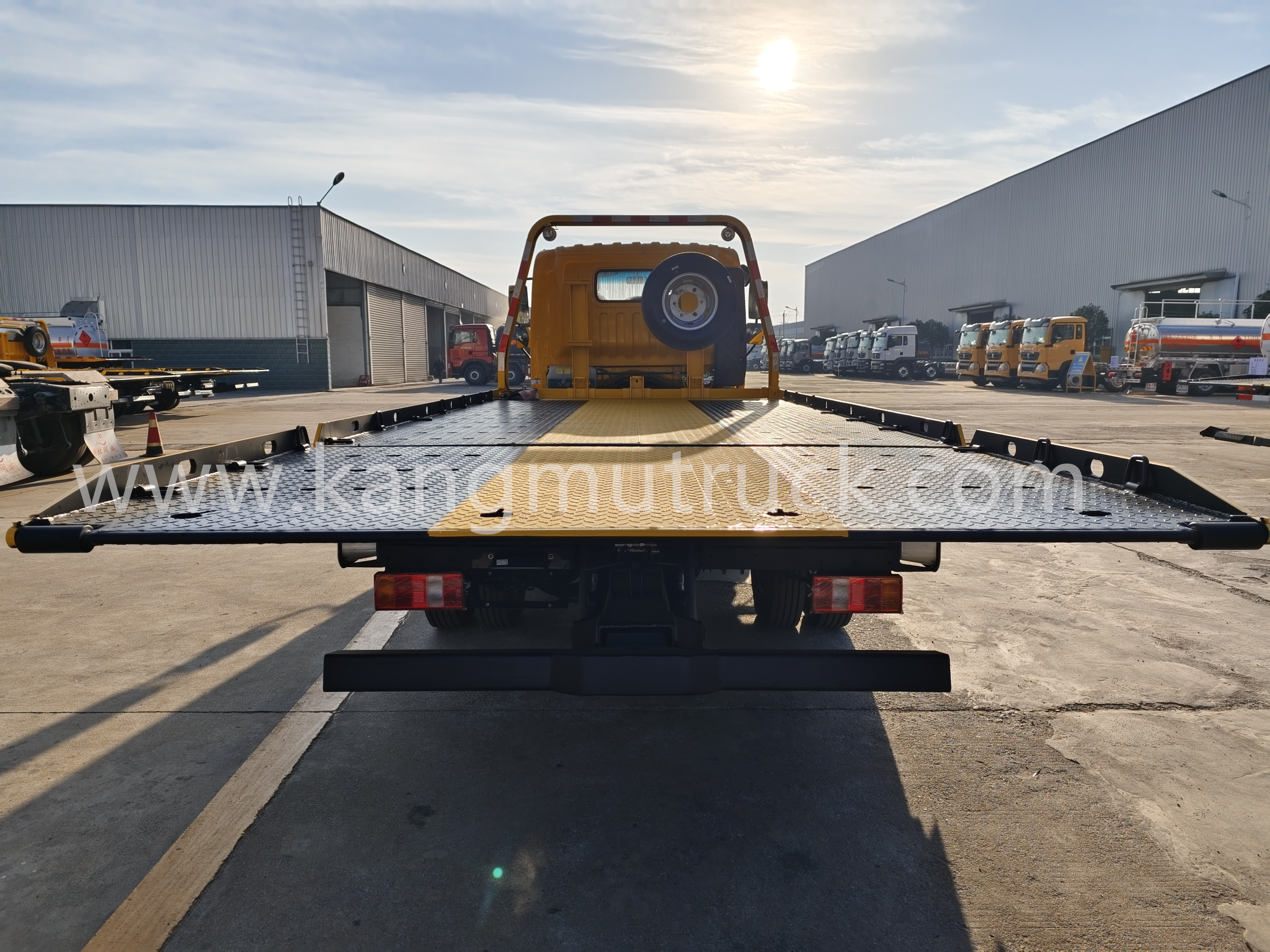 HOWO 140HP Trak Pemulihan Pemompak Tugas Berat Lori Tunda Katil Gelongsor Katil Rata