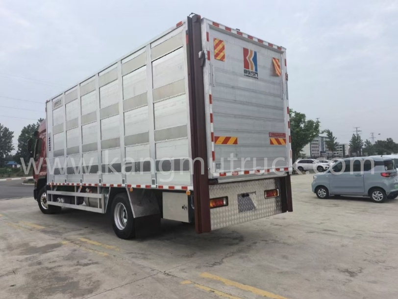 Dongfeng Chenglong 4X2 အလူမီနီယမ် မွေးမြူရေးနှင့် ကြက် သယ်ယူပို့ဆောင်ရေး ထရပ်ကား